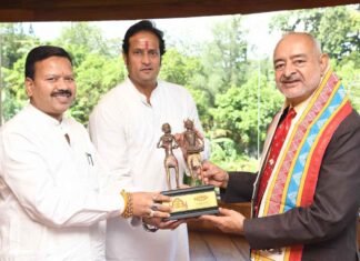 अंडमान निकोबार के उपराज्यपाल को न्यौता देने पहुंचे संसदीय सचिव विनोद चंद्राकर ,राष्ट्रीय आदिवासी नृत्य महोत्सव के लिए अंडमान निकोबार के उपराज्यपाल को न्यौता देने पहुंचे संसदीय सचिव