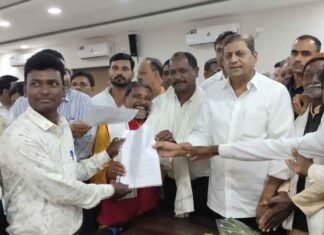 80 विशेष पिछड़ी जनजाति बैगा युवाओं को सौंपा नियुक्ति प्रमाण पत्र वन मंत्री मोहम्मद अकबर ने 80 विशेष पिछड़ी जनजाति बैगा युवाओं को सौंपा नियुक्ति पत्र वन मंत्री मो. अकबर ने