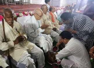 पैर पखारकर बुजुर्गों का सम्मान कर लिया आशीर्वाद संसदीय सचिव ने पैर पखारकर बुजुर्गों का सम्मान कर लिया आशीर्वाद संसदीय सचिव ने