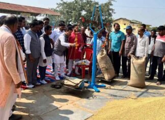 सोसाइटियों में पहुंचकर किया धान खरीदी का शुभांरभ किया संसदीय सचिव विनोद चंद्राकर ने सोसाइटियों में पहुंचकर किया धान खरीदी का शुभांरभ किया संसदीय सचिव ने