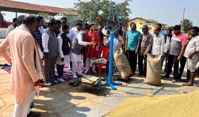 सोसाइटियों में पहुंचकर किया धान खरीदी का शुभांरभ किया संसदीय सचिव ने