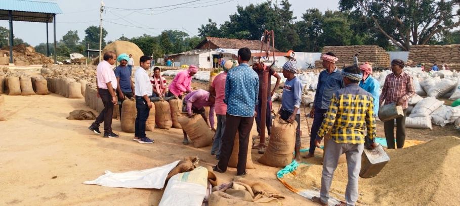 प्रदेश में महासमुंद जिला धान खरीदी, उठाव में प्रथम स्थान पर