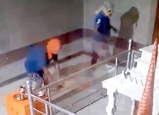 मां खल्लारी को प्रणाम कर मुकुट, छत्र व दान पेटी से रुपए पार किए चोरों ने मां खल्लारी को प्रणाम कर मुकुट, छत्र व दान पेटी से रुपए पार किए चोरों ने