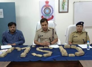 चांदी के अवैध तस्करी मामले में तीन अंतर्राज्यीय आरोपी से 62 किलो 280 ग्राम चांदी जप्त चांदी के अवैध तस्करी मामले में तीन अंतर्राज्यीय आरोपी से 62 किलो चांदी जप्त