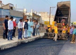 रेलवे ओवर ब्रिज में चल रहे डामरीकरण कार्य का संसदीय सचिव ने लिया जायजा रेलवे ओवर ब्रिज में चल रहे डामरीकरण कार्य का संसदीय सचिव ने लिया जायजा