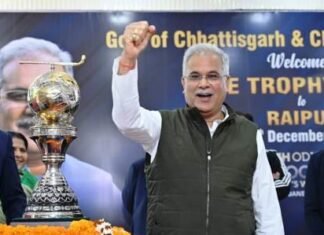 हाकी विश्व कप की ट्राफी को चक दे इंडिया के नारे के साथ उठाई CM बघेल ने हाकी विश्व कप की ट्राफी को चक दे इंडिया के नारे के साथ उठाई CM बघेल ने