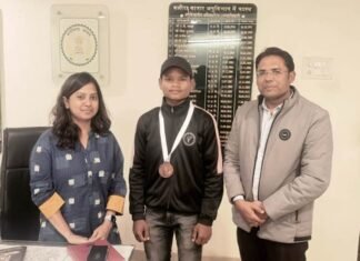 एकलव्य के छात्र ने जीता कांस्य पदक,कलेक्टर ने दी बधाई एकलव्य के छात्र ने जीता कांस्य पदक,कलेक्टर ने दी बधाई