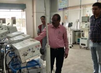 मॉक ड्रिल कर तैयारियों को परखा, कोविड संक्रमण से लड़ने तैयार है प्रशासन मॉक ड्रिल कर तैयारियों को परखा, कोविड संक्रमण से लड़ने तैयार है प्रशासन