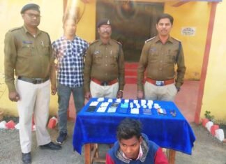 मोबाईल शॉप में हुई चोरी का खुलासा,एक आरोपी के पास से 10 मोबाईल जप्त मोबाईल शॉप में हुई चोरी का खुलासा,एक आरोपी के पास से 10 मोबाईल जप्त