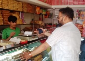 विधिक मापविज्ञान विभाग का शहर के मिठाई दुकानों में छापा विधिक मापविज्ञान विभाग का शहर के मिठाई दुकानों में छापा