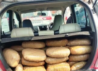 पुलिस को देखकर गांजा तस्कर कार छोड़कर भागा,कार से 30 किलो गांजा बरामद पुलिस को देखकर गांजा तस्कर कार छोड़कर भागा, 30 किलो गांजा बरामद