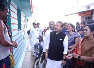 नगर सरकार तुहंर द्वार यात्रा में संसदीय सचिव व नपाध्यक्ष ने नागरिकों की सुनी समस्याएं नगर सरकार तुहंर द्वार यात्रा में विधायक व नपाध्यक्ष ने लोगों की सुनी समस्याएं