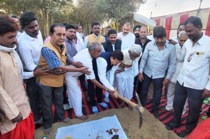 सरेकेल में बनेगा पानी टंकी व खाद गोदाम ,संसदीय सचिव ने किया भूमिपूजन