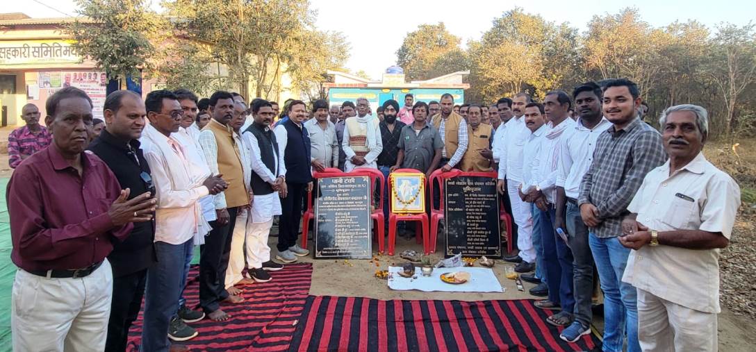 सरेकेल में बनेगा पानी टंकी व खाद गोदाम ,संसदीय सचिव ने किया भूमिपूजन