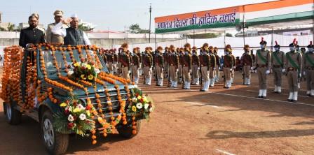 गृह मंत्री ने जिला मुख्यालय में किया ध्वजारोहण