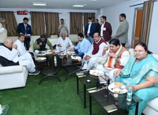 मिलेट्स से बने व्यंजनों का लुत्फ उठाया विधानसभा के सदस्यों ने CM के साथ मिलेट्स से बने व्यंजनों का लुत्फ उठाया विधानसभा के सदस्यों ने CM के साथ