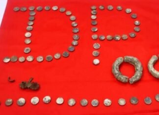 राजनांदगांव जिले के एक गाँव मे पाइपलाईन बिछाते समय मटके में मिले मुगलकालीन सिक्के राजनांदगांव जिले के एक गाँव मे पाइपलाईन बिछाते समय मटके में मिले मुगलकालीन सिक्के