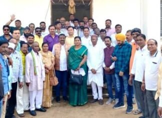 “हाथ से हाथ जोड़ो” कार्यक्रम के लिए कांग्रेसजनों की हुई बैठक "हाथ से हाथ जोड़ो" कार्यक्रम के लिए कांग्रेसजनों की हुई बैठक