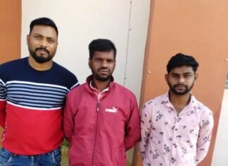 चांदी के आभूषण की तस्करी करते तीन अंतर्राज्यीय आरोपी को पुलिस ने किया गिरफ्तार चांदी के आभूषण की तस्करी करते तीन अंतर्राज्यीय आरोपी गिरफ्तार