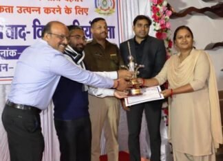 वाद विवाद प्रतियोगता मे महिला आरक्षक तरूणलता मिश्रा रही विजेता वाद विवाद प्रतियोगता मे महिला आरक्षक तरूणलता मिश्रा रही विजेता