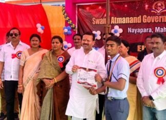 प्रतिभावान विद्यार्थियों को प्रमाणपत्र देकर सम्मानित किया संसदीय सचिव ने प्रतिभावान विद्यार्थियों को प्रमाणपत्र देकर सम्मानित किया संसदीय सचिव ने