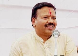 केंद्र में कांग्रेस की सरकार बनी तो गरीब महिलाओं को मिलेगा सालाना 1 लाख-विनोद चंद्राकर बिजली दरों में वृद्धि कर उद्योगों को बंद करना चाहती है भाजपा : विनोद चंद्राकर