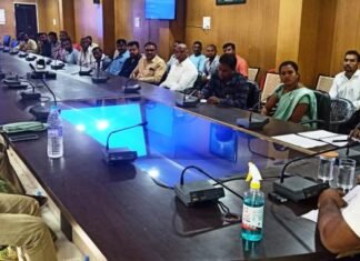 रेत खदान संचालकों पर कलेक्टर रजत बंसल जमकर बरसे बैठक में रेत खदान संचालकों पर कलेक्टर रजत बंसल जमकर बरसे