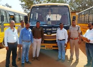 स्कूल बसों के निरीक्षण के साथ-साथ चालकों का हुआ नेत्र परीक्षण स्कूल बसों के निरीक्षण के साथ-साथ चालकों का हुआ नेत्र परीक्षण