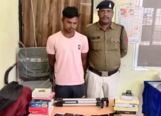 मोबाईल दुकान से चोरी करने वाला आरोपी गिरफ्तार मोबाईल दुकान से चोरी करने वाला आरोपी गिरफ्तार