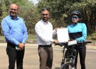 पर्वतारोही-एथलीट आशा मालवीय को उनके प्रयास की सराहना करते हुए शुभकामना दी कलेक्टर ने पर्वतारोही आशा को उनके प्रयास की सराहना की व शुभकामनाएं दी कलेक्टर ने