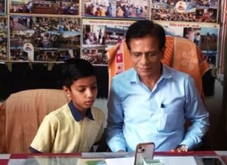 50 जिला का नाम मुखाग्र बताने वाले विद्यार्थी से मुख्यमंत्री गहलोत ने की बात 50 जिला का नाम मुखाग्र बताने वाले विद्यार्थी से मुख्यमंत्री गहलोत ने की बात