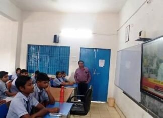 स्वामी आत्मानंद इंग्लिश स्कूल के विद्यार्थियों ने देखा IAS क्षीरसागर का सफरनामा स्वामी आत्मानंद इंग्लिश स्कूल के छात्रों ने देखा IAS क्षीरसागर का सफरनामा