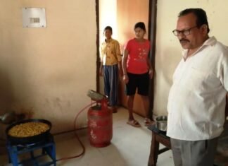 सहायक आयुक्त ने किया हॉस्टलों का आकस्मिक निरीक्षण,1 मंडल संयोजक, 3 अधीक्षक को जारी हुआ नोटिस सहायक आयुक्त ने किया हॉस्टलों का आकस्मिक निरीक्षण