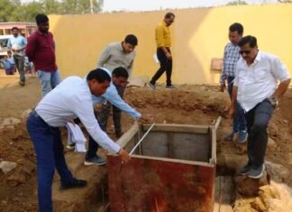 जल जीवन मिशन के कार्यो का निरीक्षण, खामियां पर PHE के EE व SDO को नोटिस जारी जल जीवन मिशन के कार्यो पर मिली खामियां PHE के EE व SDO को नोटिस