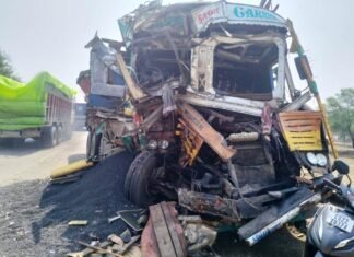 बरपाली के पास बस एवं ट्रक की भिंडत 45 घायल,उपचार के दौरान एक की मौत बरपाली के पास बस एवं ट्रक की भिंडत 45 लोग घायल, एक की मौत