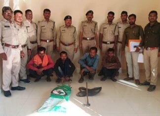 जानवरों के अवैध शिकार मामले मे 4 संदेही गिरफ्तार,वन विभाग के टीम ने सामान किया जप्त जानवरों के अवैध शिकार मामले मे 4 संदेही गिरफ्तार,वन विभाग के टीम ने सामान किया जप्त