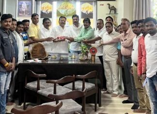 प्रति एकड़ 20 क्विंटल धान की खरीदी पर संसदीय सचिव से मिले किसान, सीएम का जताया आभार 20 क्विंटल धान खरीदी पर संसदीय सचिव से मिले किसान, CM का माना आभार