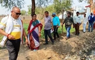 वार्ड 23 व 24 का किया भ्रमण किया नपाध्यक्ष ने नगर सरकार तुहंर द्वार यात्रा के दौरान वार्ड 23 व 24 का किया भ्रमण किया नपाध्यक्ष ने नगर सरकार तुहंर द्वार यात्रा के दौरान