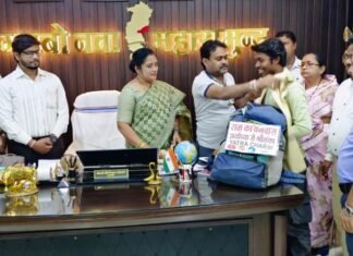 अयोध्या से श्रीलंका के लिए पैदल यात्रा पर निकले रोहित का नपाध्यक्ष राशि ने किया सम्मान पैदल यात्रा पर निकले रोहित का नपाध्यक्ष ने किया सम्मान