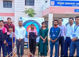 तीरंदाजी खिलाड़ियों से मिले कलेक्टर, आवश्यक खेल सामग्री के लिए प्रस्ताव बनाकर देने को कहा तीरंदाजी खिलाड़ियों से मिले कलेक्टर