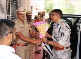 पुलिस महानिरीक्षक रायपुर रेंज ने वरिष्ठ अधिकारियों व थाना प्रभारियों की ली बैठक पुलिस महानिरीक्षक रायपुर रेंज ने बैठक मे दिए आवश्यक दिशा निर्देश