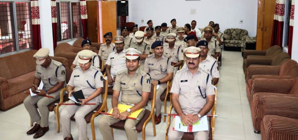 पुलिस महानिरीक्षक रायपुर रेंज ने बैठक मे दिए आवश्यक दिशा निर्देश