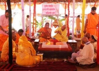 सैकड़ों श्रद्धालुओं ने डाली आहुति श्री मारूति महायज्ञ में सैकड़ों श्रद्धालुओं ने डाली आहुति श्री मारूति महायज्ञ में