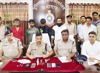 125 किलो गांजा की तस्करी करते 04 अन्तर्राजीय तस्कर गिरफ्तार,आरोपियों के पास से एक देशी पिस्टल, 16 जिंदा कारतूस बरामद 125 किलो गांजा की तस्करी करते 04 अन्तर्राजीय तस्कर गिरफ्तार