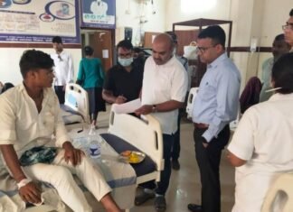 पलारी के ग्राम गोंडा मे हुए सड़क दुर्घटना मे घायलों का हालचाल जाना कलेक्टर व SP ने ग्राम गोंडा मे हुए सड़क दुर्घटना मे घायलों का हालचाल जाना कलेक्टर व SP ने