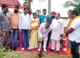 संसदीय सचिव ने जनप्रतिनिधियों की मौजूदगी में किया विकास कार्यों का लोकार्पण-भूमिपूजन संसदीय सचिव ने झलप मे किया विकास कार्यों का लोकार्पण-भूमिपूजन