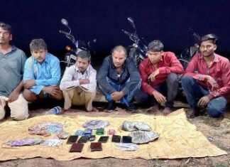 खेत में जुआ खेलते 06 लोग गिरफ्तार,डेढ़ लाख ₹ नगद किया गया बरामद खेत में जुआ खेलते 06 लोग गिरफ्तार,डेढ़ लाख ₹ नगद किया गया बरामद