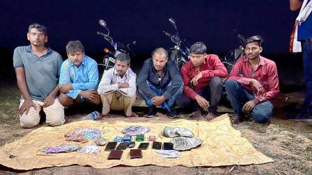 खेत में जुआ खेलते 06 लोग गिरफ्तार,डेढ़ लाख ₹ नगद किया गया बरामद