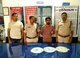 500 व 50 रुपए के नकली नोट के साथ पुलिस ने एक व्यक्ति को किया गिरफ्तार 500 व 50 रुपए के नकली नोट के साथ पुलिस ने एक व्यक्ति को किया गिरफ्तार