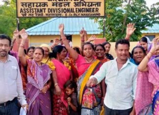 पुर्नवास व अन्य मांग को लेकर झुग्गी झोपड़ी परिवारों ने दिया ज्ञापन नपाध्यक्ष व सीएमओ को पुर्नवास व अन्य मांग को लेकर झुग्गी झोपड़ी परिवारों ने दिया ज्ञापन